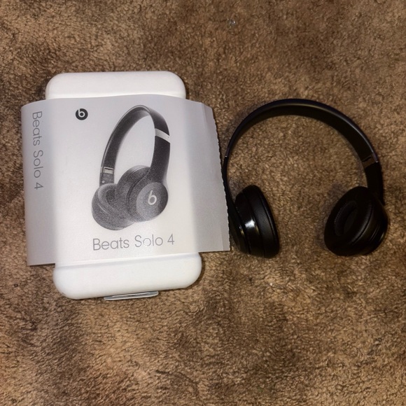 Refurbished Beats Solo 4 Black Headphones - Picture 1 of 5